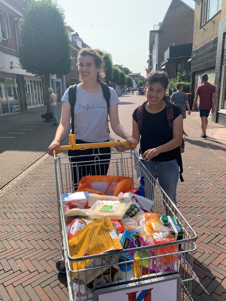 lin en piek met boodschappenwagen